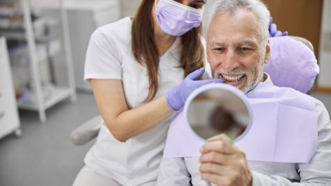 Quanto dura il recupero dopo l'inserimento degli impianti dentali?